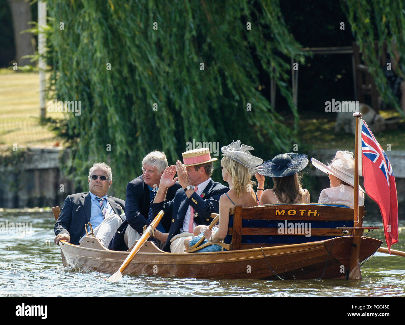 Henley on Thames, ENGLAND, 02/07/2006,  Henley Royal Regatta,  The Skiff Moth, with a Party of Spectators, © Peter SPURRIER Stock Photo