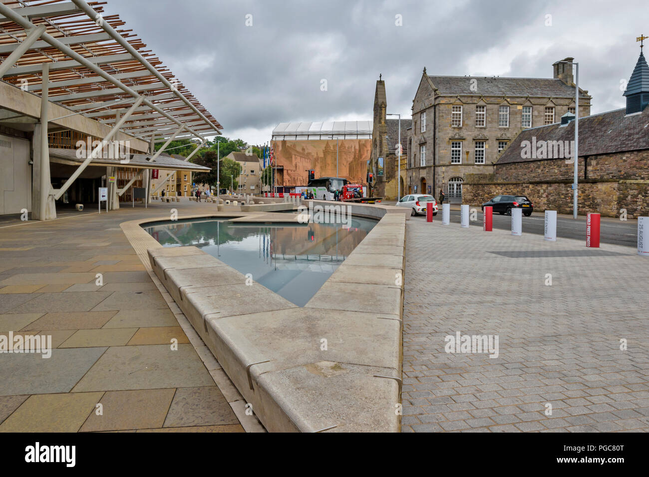 EDINBURGH SCOTLAND HORSE WYND AND SCOTTISH PARLIAMENT BUILDING AND TRIANGULAR WATER FEATURE Stock Photo