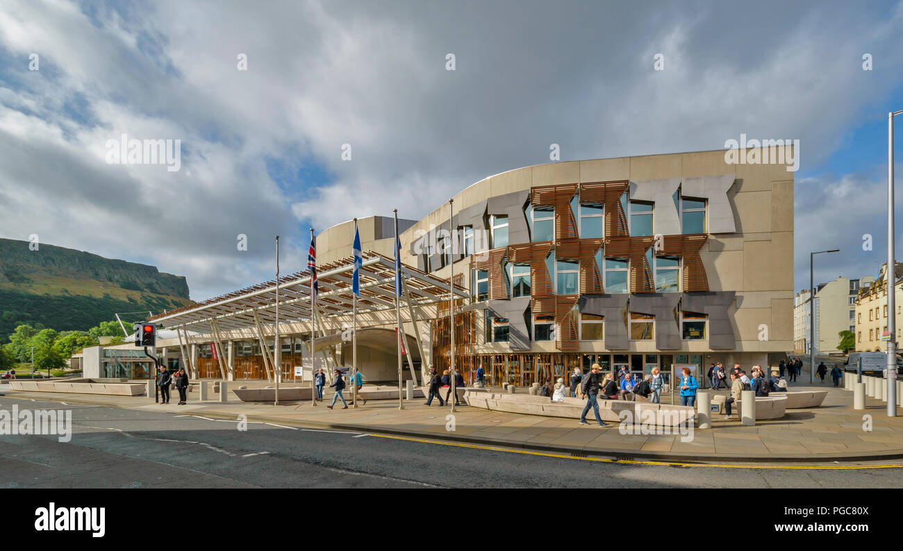 EDINBURGH SCOTLAND HORSE WYND AND SCOTTISH PARLIAMENT BUILDING ARTHURS SEAT IN THE DISTANCE Stock Photo