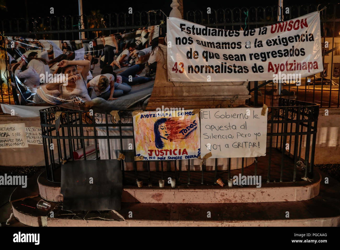 ?Luego de 33 dias de haber desaperecido 43 jovenes estudiantes de Ayotzinapa, se dio   a conocer el hallaszo de varios cuerpos calcinados que  al pare Stock Photo
