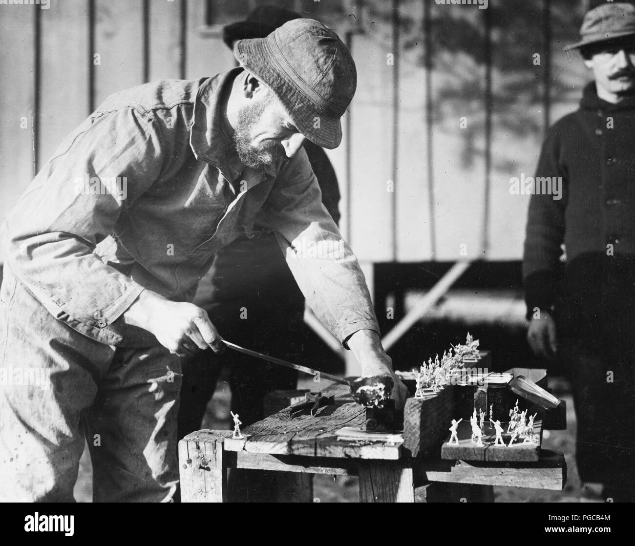German prisoners make toys at war prison camp, Fort McPherson, Georgia 1918 Stock Photo
