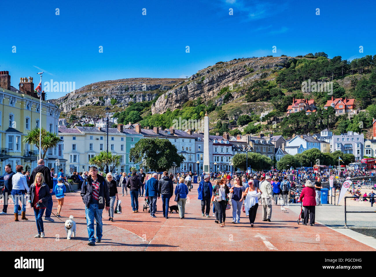 25 August 2018: Llandudno, Conwy, North Wales - a sunny but cool start to the Bank Holiday weekend didn't stop people from enjoying their walk on the  Stock Photo