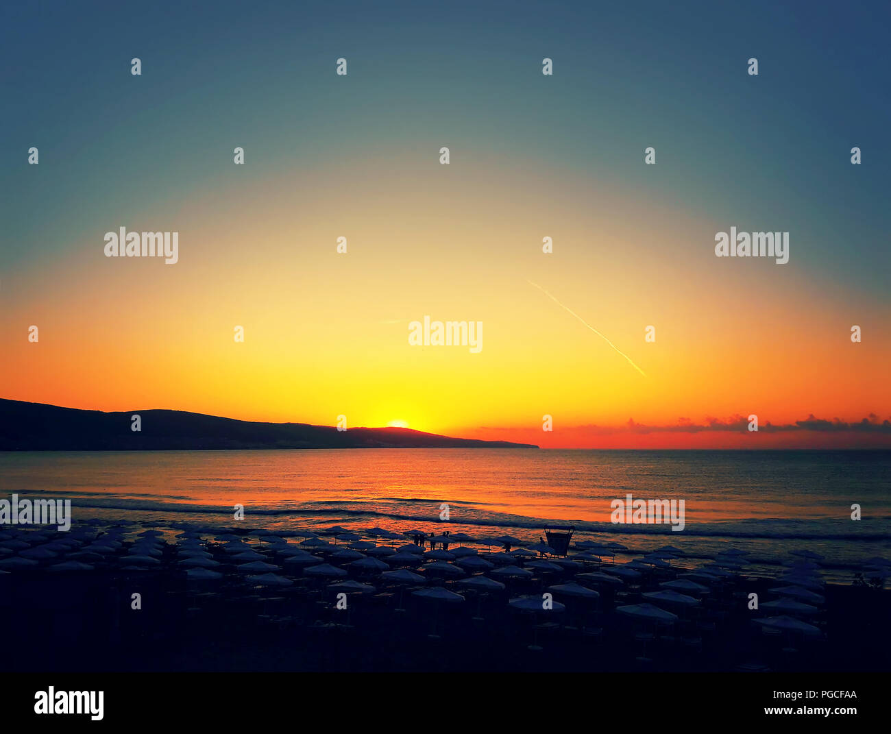 Vintage beach scene sun hi-res stock photography and images - Alamy