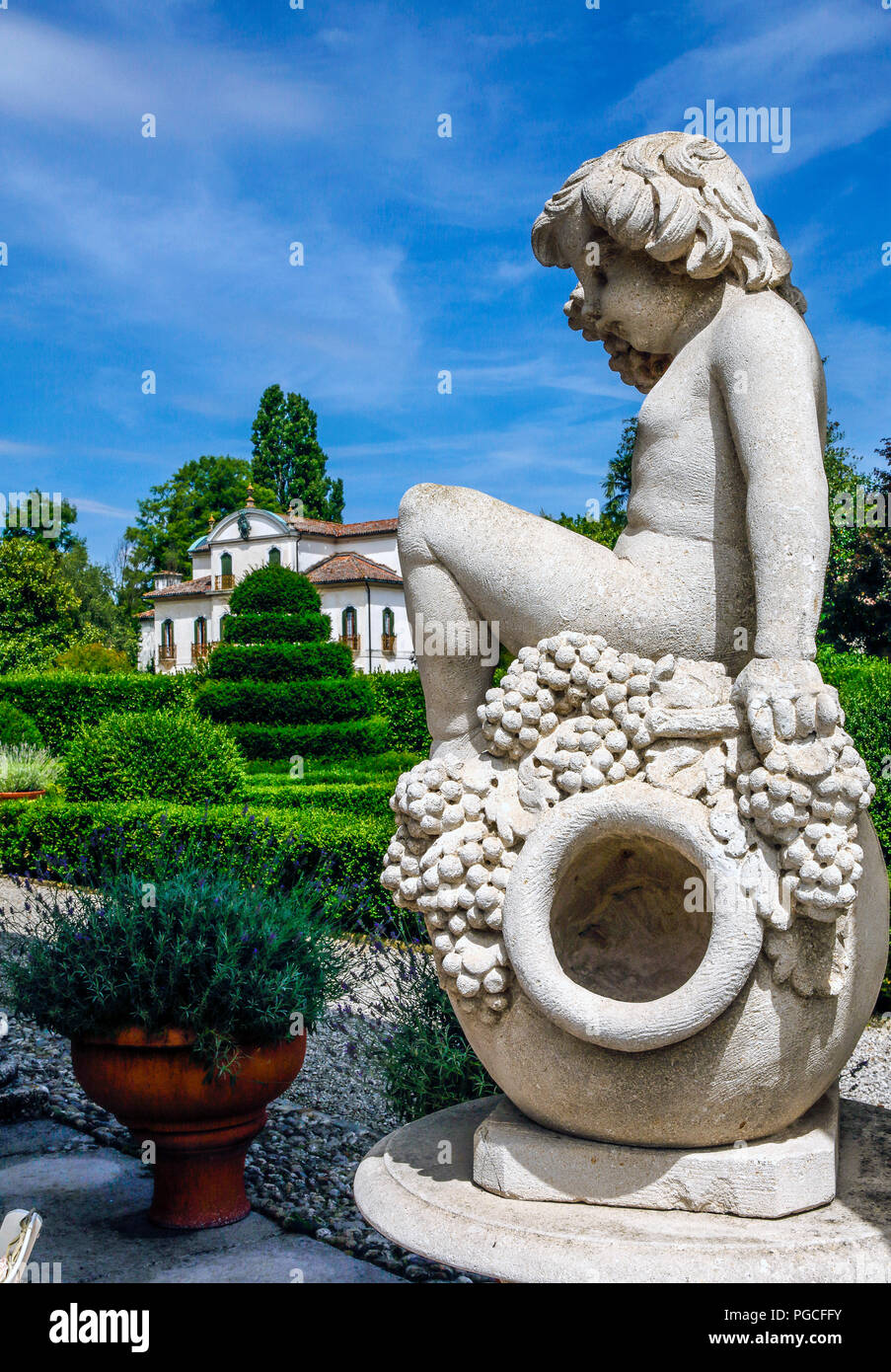 Italy Veneto Mira: Villa Barchessa Valmanara: ornamental statues at the entrance Stock Photo