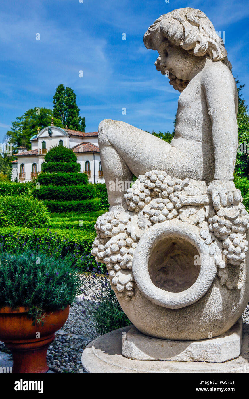 Italy Veneto Mira: Villa Barchessa Valmanara: ornamental statues at the entrance Stock Photo