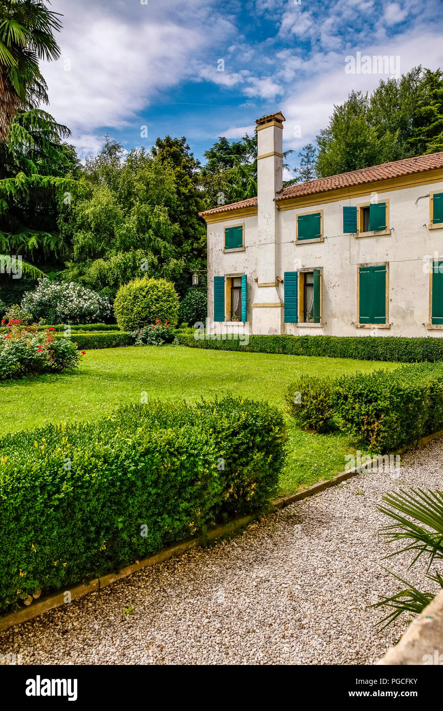 Italy Veneto Mira: Villa Barchessa Valmanara: paek, garden and back of the villa Stock Photo