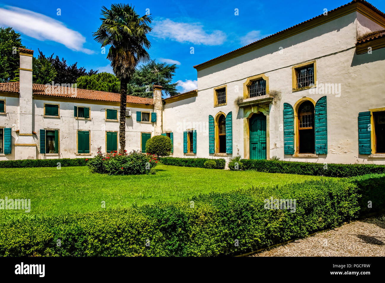 Italy Veneto Mira: Villa Barchessa Valmanara: paek, garden and back of the villa Stock Photo