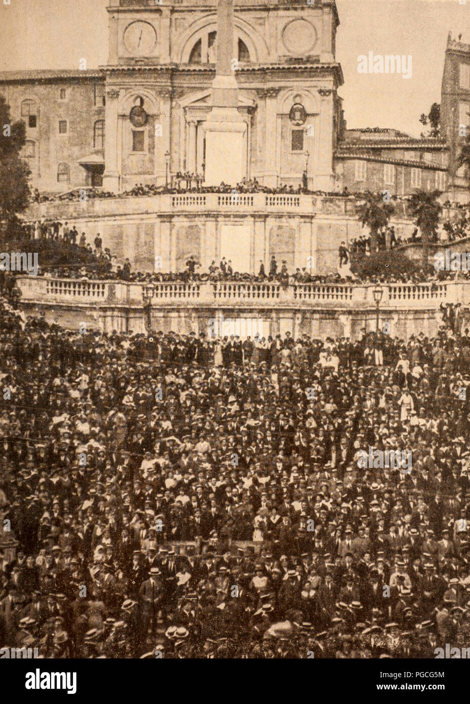 Italy First Mondial War a large gathering interventionist in Piazza di Spagna in Rome Stock Photo