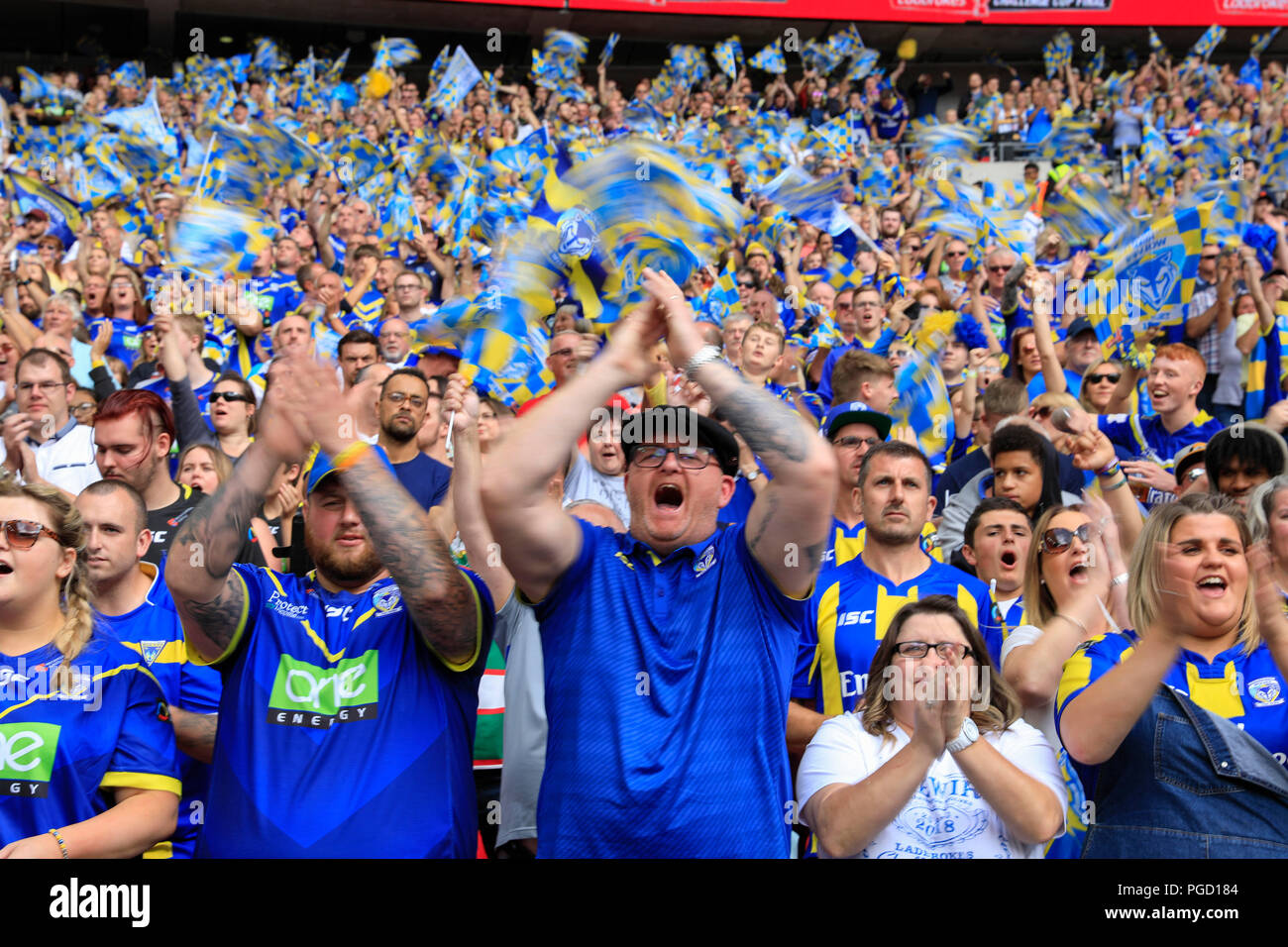 Wembley Stadium, London, UK. 25th Aug, 2018. Ladbrokes Rugby Challenge Cup Final, Catalans Dragons versus Warrington Wolves; Warrington fans applaud the singing of the national anthem Credit: Action Plus Sports/Alamy Live News Stock Photo