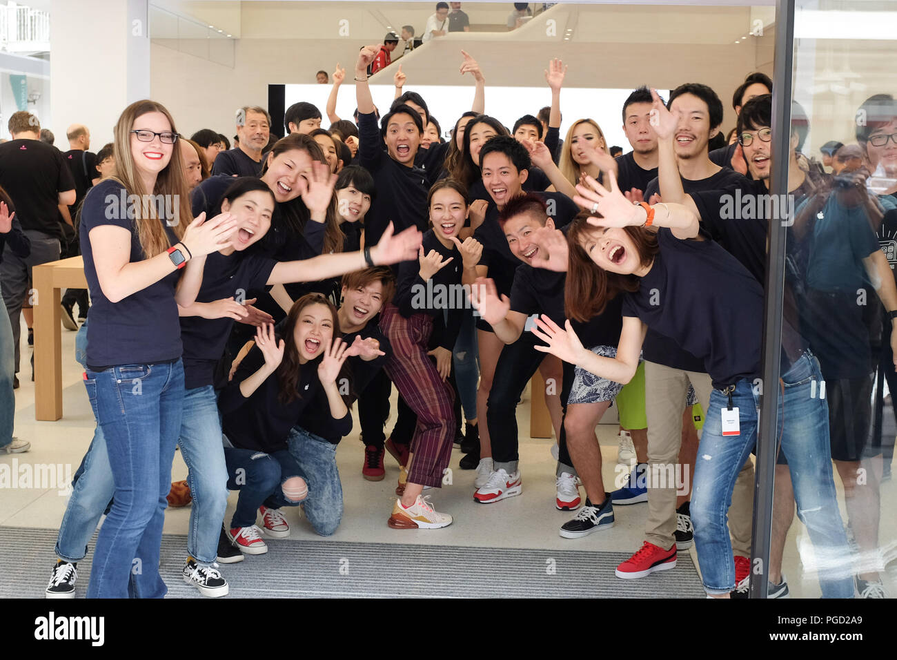 Apple store employees hi-res stock photography and images ...