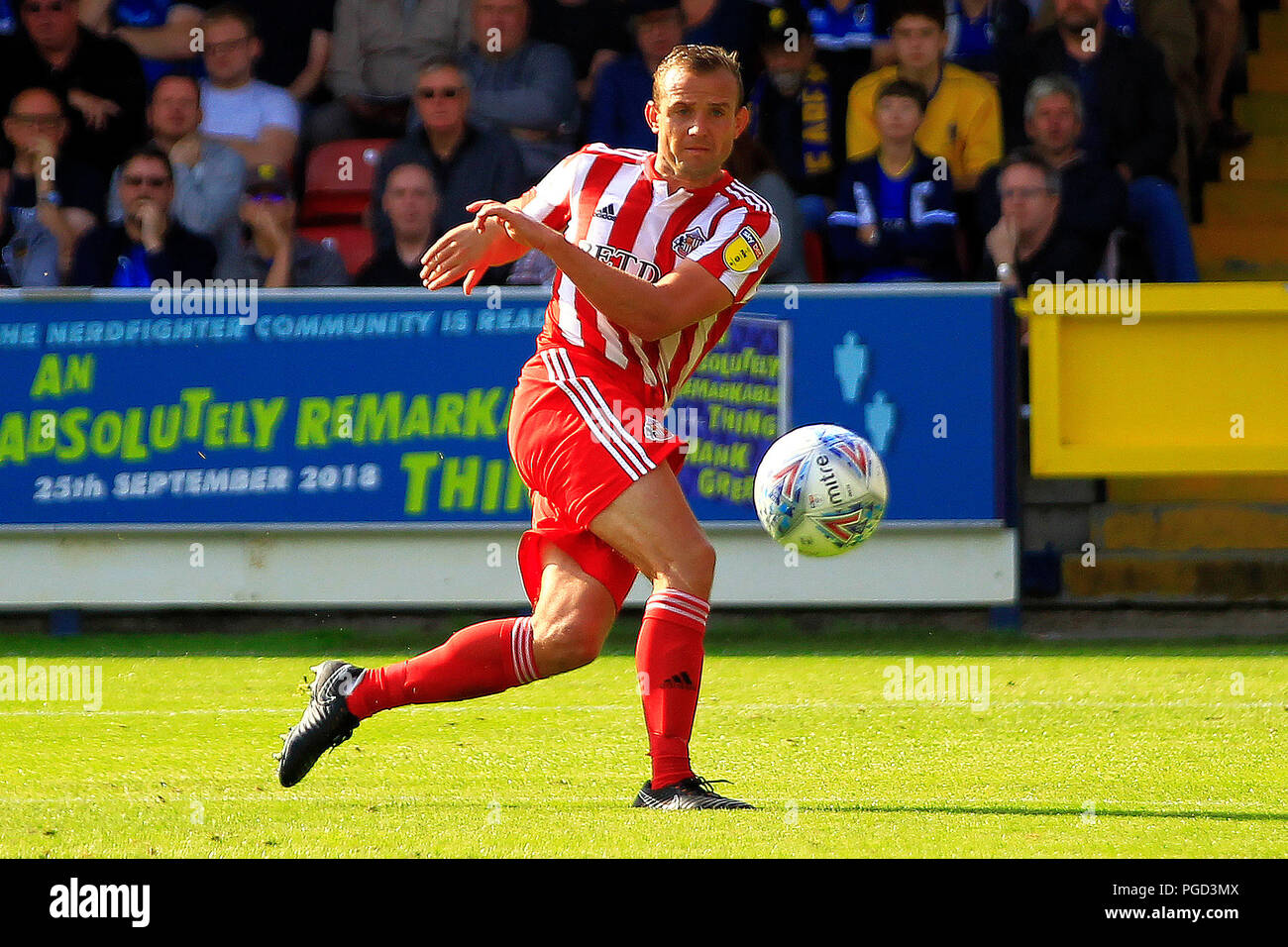 Surrey, UK. 25th Aug 2018. Lee Cattermole of Sunderland scores his team's second goal. EFL Skybet football league one match, AFC Wimbledon v Sunderland at the Cherry Red Records Stadium in Kingston upon Thames, Surrey on Saturday 25th August 2018. this image may only be used for Editorial purposes. Editorial use only, license required for commercial use. No use in betting, games or a single club/league/player publications. pic by Steffan Bowen/Andrew Orchard sports photography/Alamy Live news Stock Photo