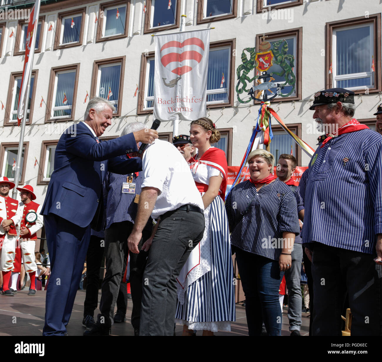 Worms, Germany. 25th August 2018. The Lord Mayor of Worms, Michael Kissel, hands over the chain of his office to the Bojemääschter vun de Fischerwääd (mayor of the fishermen’s lea), Markus Trapp, who keeps it until the end of the festival. The largest wine and funfair along the Rhine, the Backfischfest started in Worms with the traditional handing over of power from the Lord Mayor to the mayor of the fishermen’s lea. Credit: Michael Debets/Alamy Live News Stock Photo