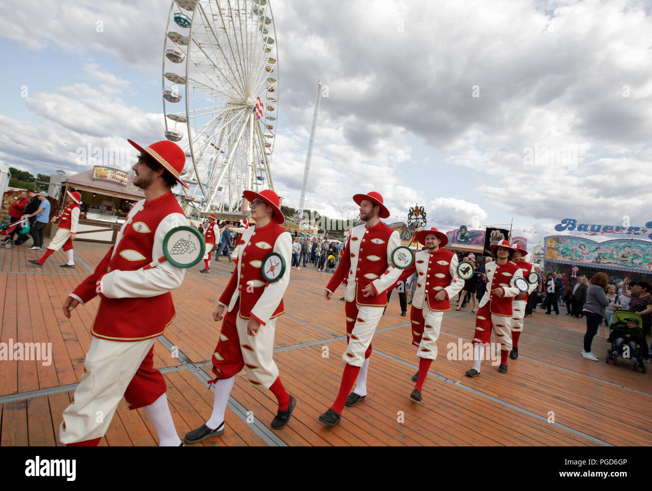 Worms, Germany. 25th August 2018. Journeymen march over the fairground. The largest wine and funfair along the Rhine, the Backfischfest started in Worms with the traditional handing over of power from the Lord Mayor to the mayor of the fishermen’s lea. Credit: Michael Debets/Alamy Live News Stock Photo