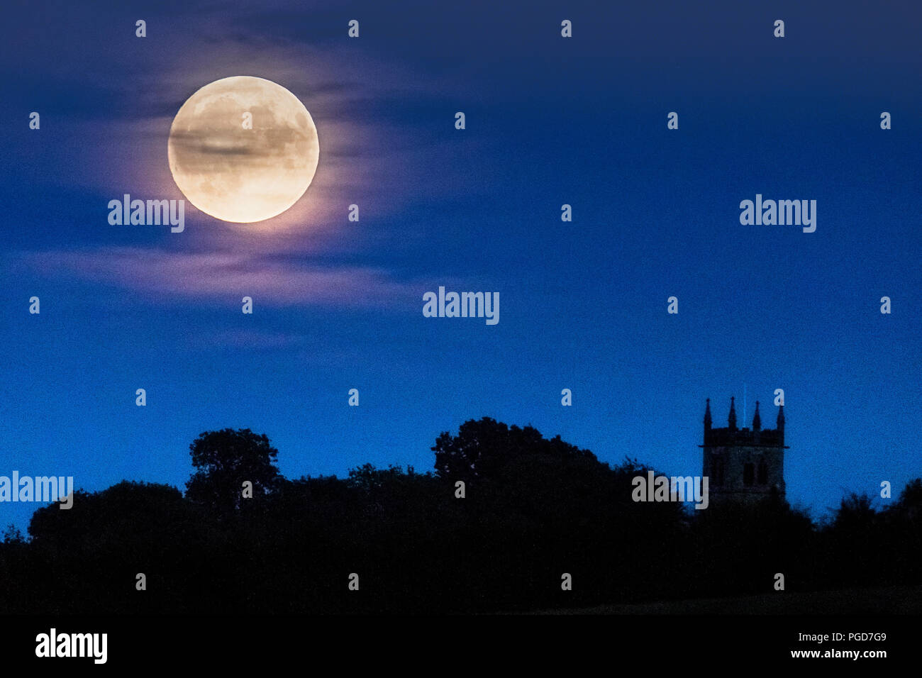 Hanbury, Staffordshire, UK. 25th August 2018. Moon rising. Credit: Richard Holmes/Alamy Live News Stock Photo