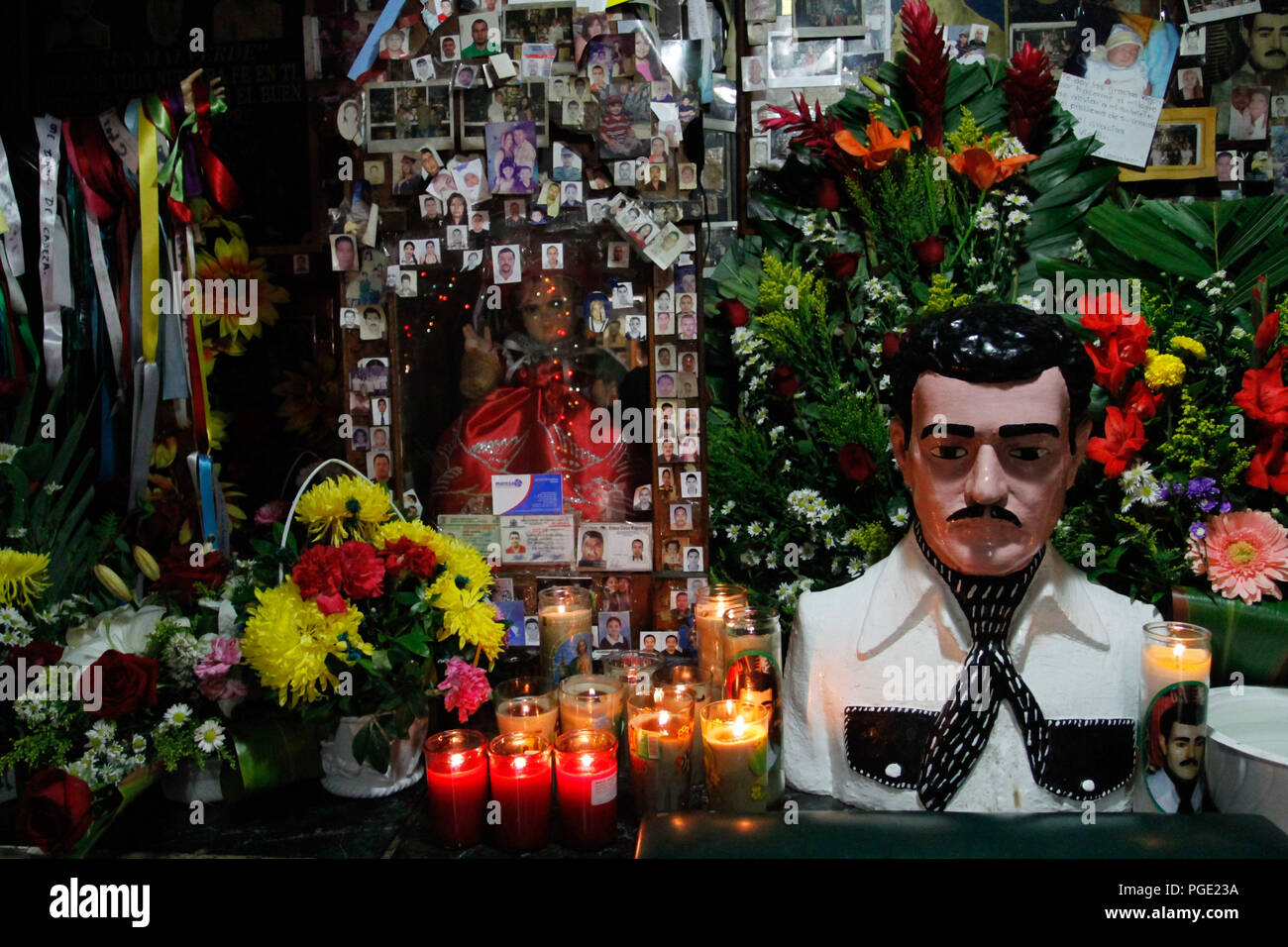 altar-en-honor-a-jes-s-malverde-jes-s-malverde-que-es-venerado-como