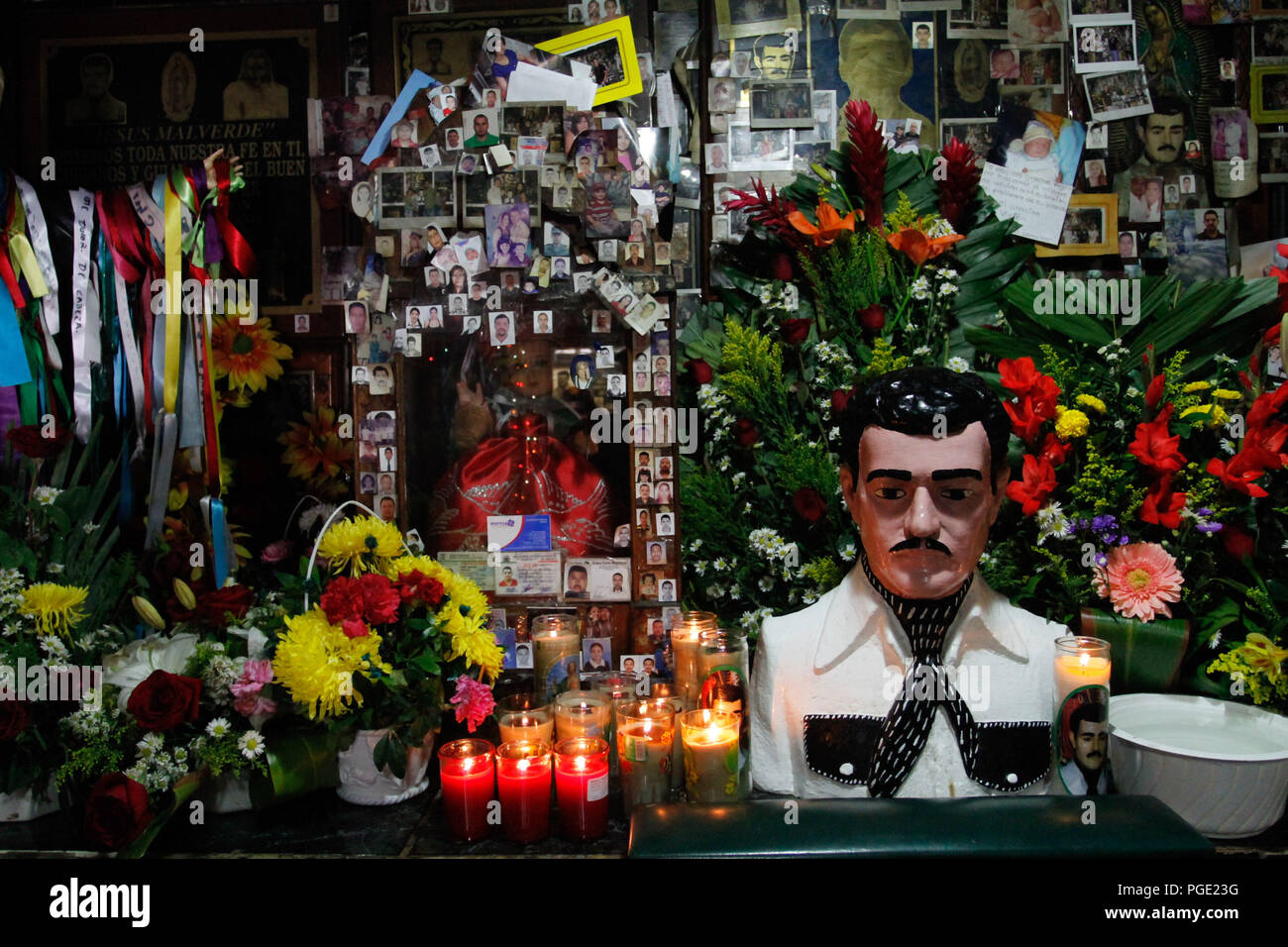 altar-en-honor-a-jes-s-malverde-jes-s-malverde-que-es-venerado-como
