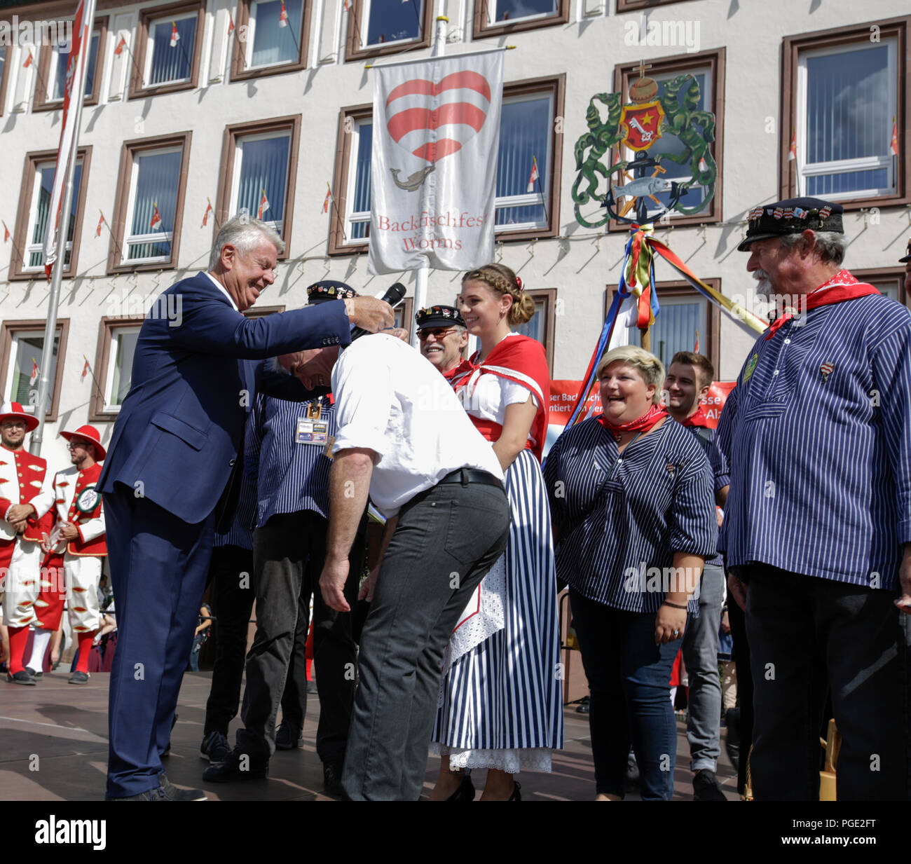 Worms, Germany. 25th Aug, 2018. The Lord Mayor of Worms, Michael Kissel, hands over the chain of his office to the Bojemääschter vun de Fischerwääd (mayor of the fishermen's lea), Markus Trapp, who keeps it until the end of the festival. The largest wine and funfair along the Rhine, the Backfischfest started in Worms with the traditional handing over of power from the Lord Mayor to the mayor of the fishermen's lea. The ceremony was framed by dances and music. Credit: Michael Debets/Pacific Press/Alamy Live News Stock Photo