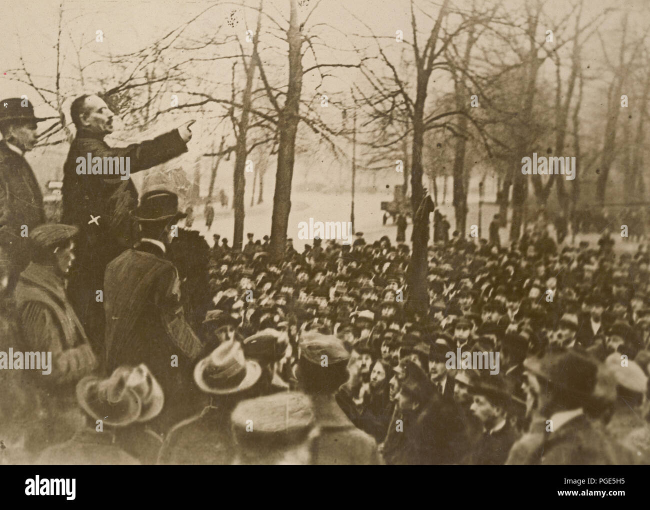 Late spartacide leader addresses released British interns. Dr. Karl Liebknecht, the late Spartacide leader of Germany addressing an audience of British civilian prisoners in the Siegesalle, Berlin. These men previous to the signing of the Armistice were interned in the notorious camp at Ruhleben, near Berlin. The following week Dr. Liebknecht was killed by government troops. Stock Photo