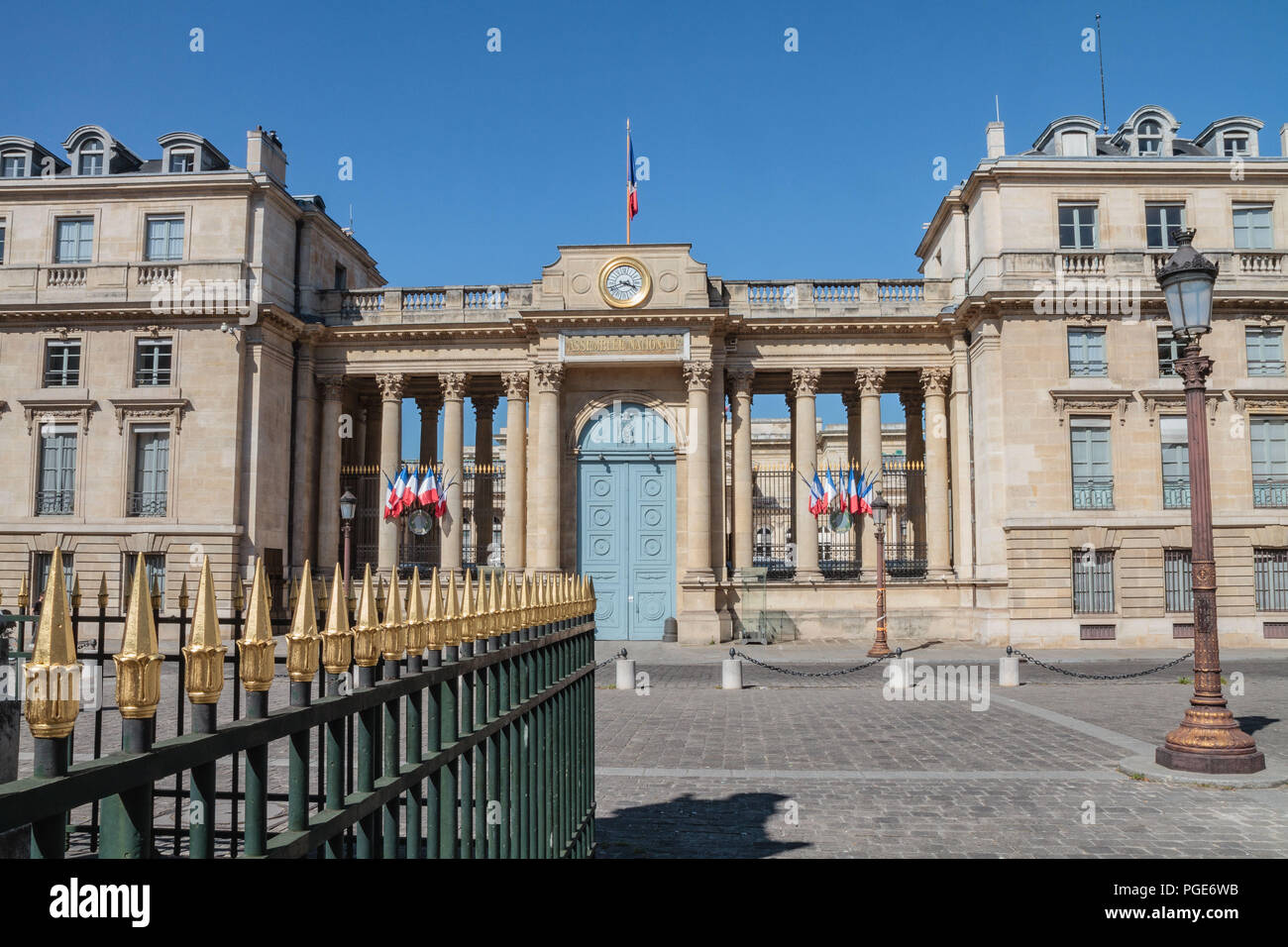 L’Assemblée nationale forme, avec le Sénat, le Parlement de la Cinquième République française. Son rôle principal est de débattre, d’amender et de vot Stock Photo