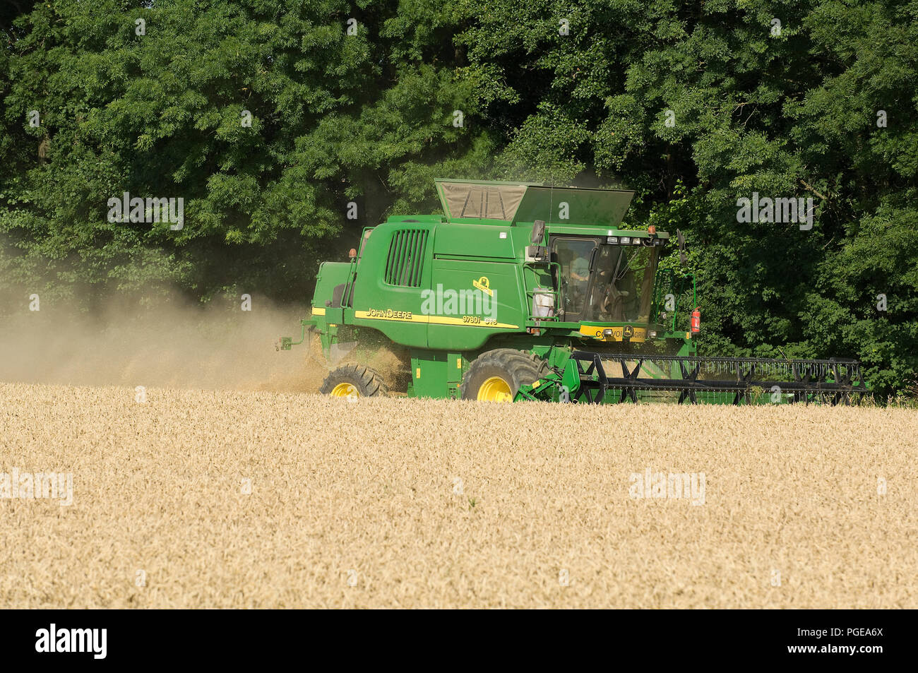 Machine Moissonneuse Harvestime - Combine harvester Moissons - machine agricole ...