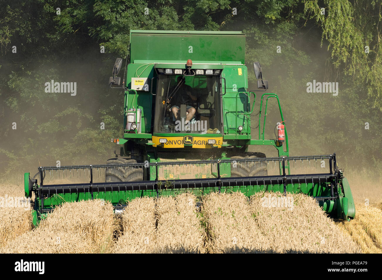 Machine Moissonneuse Harvestime - Combine harvester Moissons - machine agricole ...