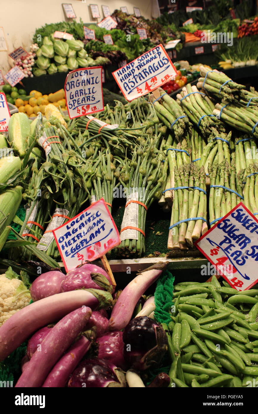 Farmers market vegetable stand hi-res stock photography and images - Alamy