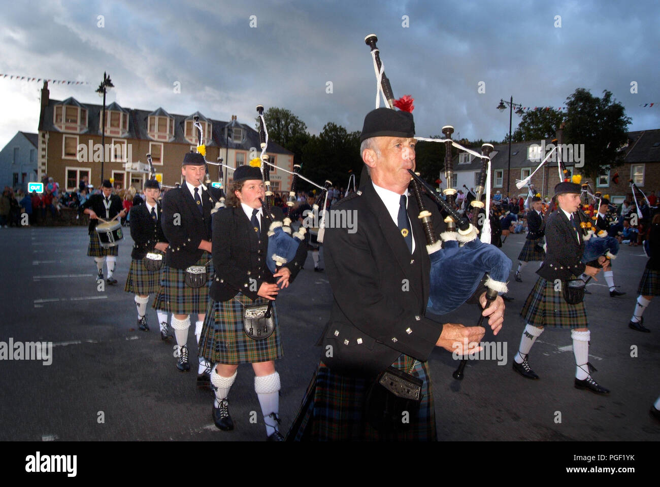 kirkcudbright-district-pipe-band-in-the-harbour-square-kirkcudbright