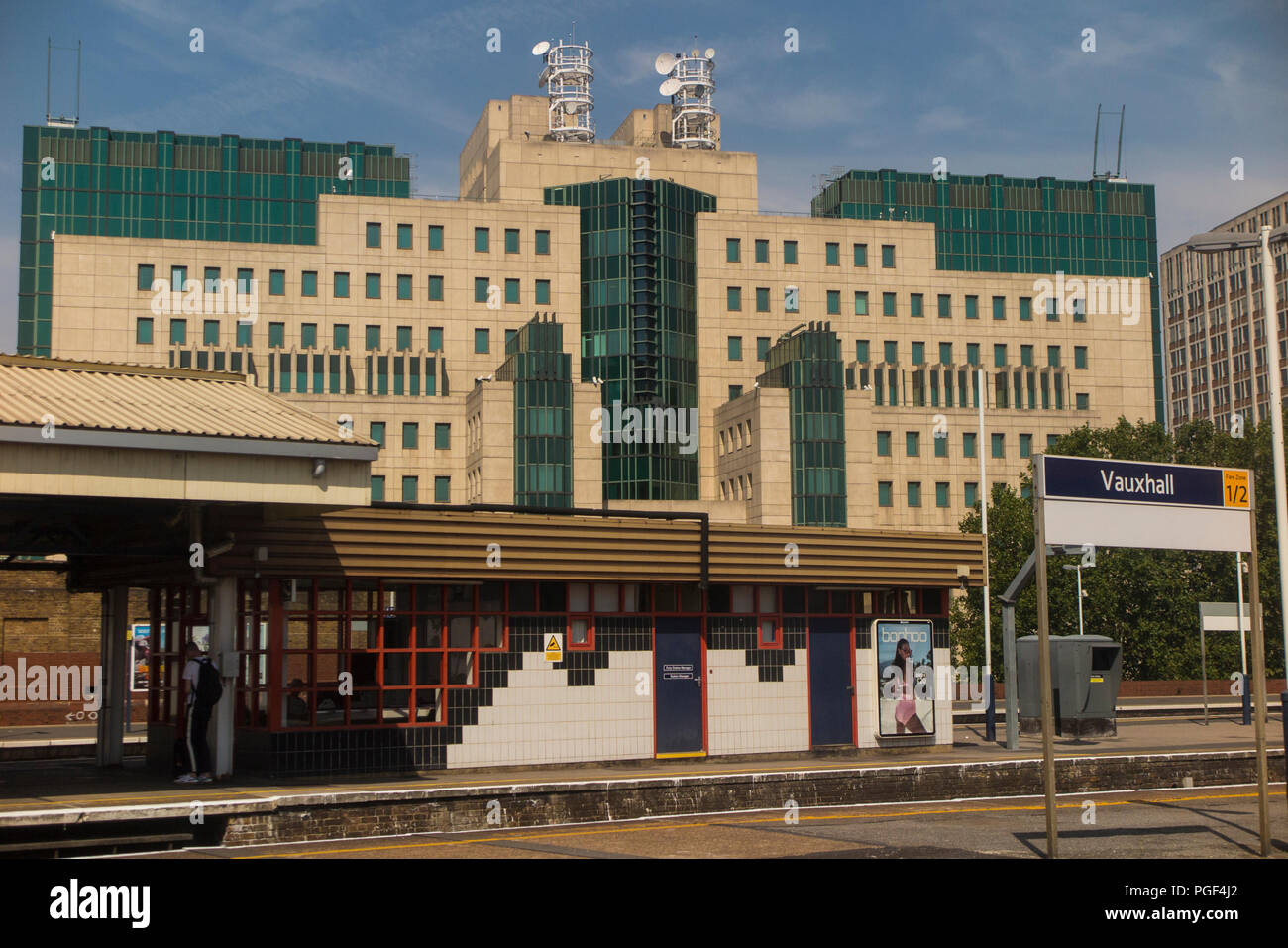 The MI6 building from Vauxhall station Stock Photo