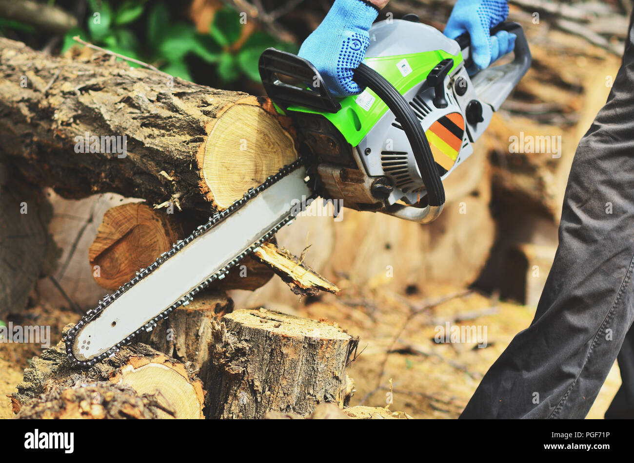 Man cuts log hi-res stock photography and images - Alamy