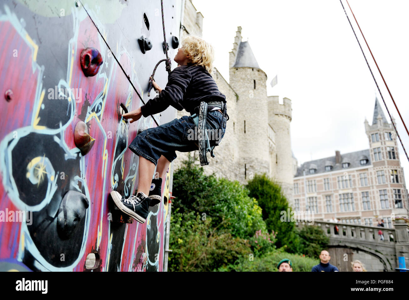 Bevrijdingsfeesten 2008, klimmuur en deathride op het Steenplein (Antwerpen, 07/09/2008) Stock Photo