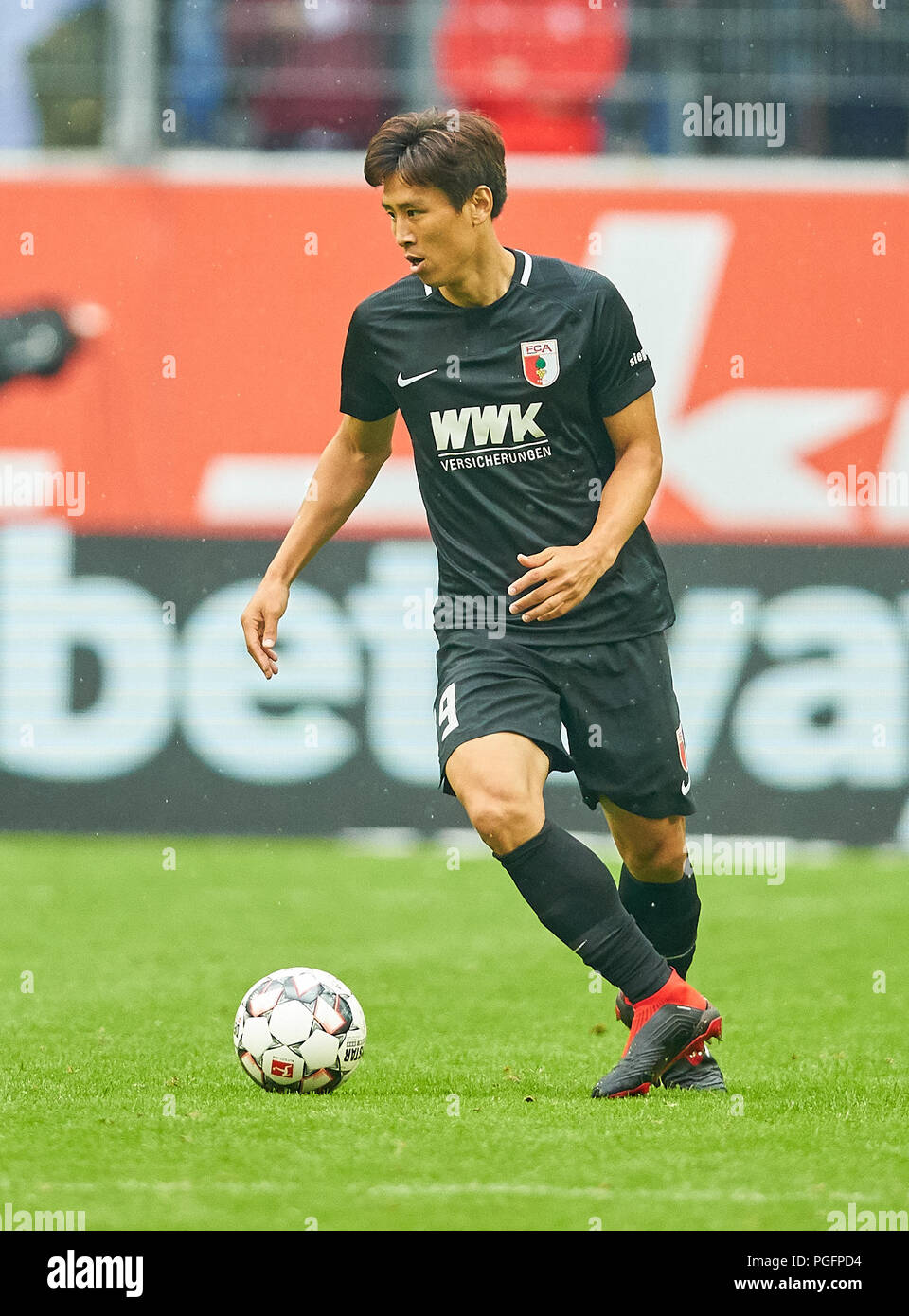 Dusseldorf, Germany. 25 August 2018. Fortuna-FCA 1-2 Soccer, Dusseldorf, August 25, 2018   Ja-Cheol KOO, FCA 19  drives, controls the ball, action, full-size, Single action with ball, full body, whole figure, cutout, single shots, ball treatment, pick-up, header, cut out,  FORTUNA DUSSELDORF - FC AUGSBURG 1-2  - DFL REGULATIONS PROHIBIT ANY USE OF PHOTOGRAPHS as IMAGE SEQUENCES and/or QUASI-VIDEO -  1.German Football League , Duesseldorf, August 25, 2018,  Season 2018/2019, matchday 1 © Peter Schatz / Alamy Live News Stock Photo