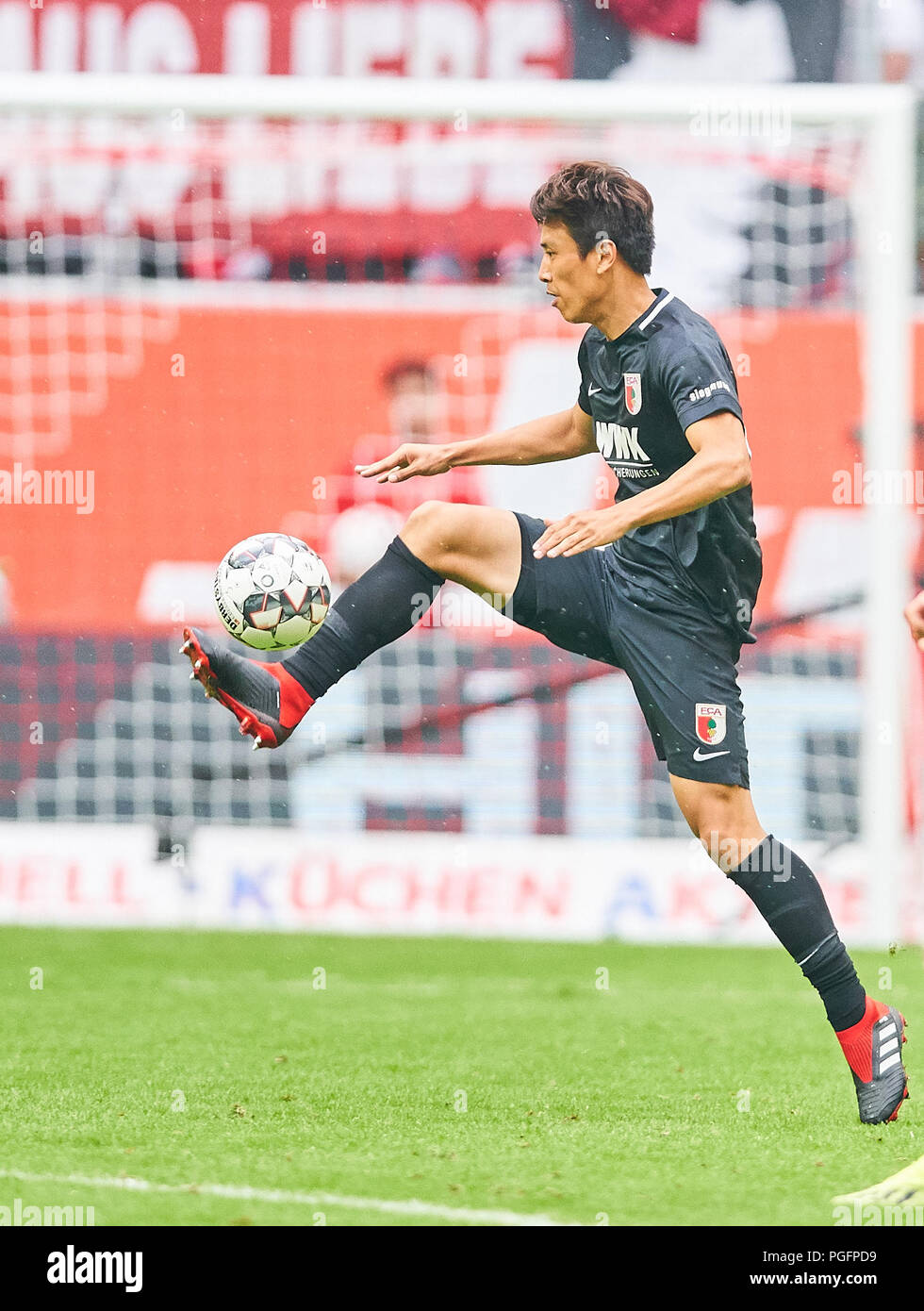 Dusseldorf, Germany. 25 August 2018. Fortuna-FCA 1-2 Soccer, Dusseldorf, August 25, 2018 Ja-Cheol KOO, FCA 19   drives, controls the ball, action, full-size, Single action with ball, full body, whole figure, cutout, single shots, ball treatment, pick-up, header, cut out,  FORTUNA DUSSELDORF - FC AUGSBURG 1-2  - DFL REGULATIONS PROHIBIT ANY USE OF PHOTOGRAPHS as IMAGE SEQUENCES and/or QUASI-VIDEO -  1.German Football League , Duesseldorf, August 25, 2018,  Season 2018/2019, matchday 1 © Peter Schatz / Alamy Live News Stock Photo