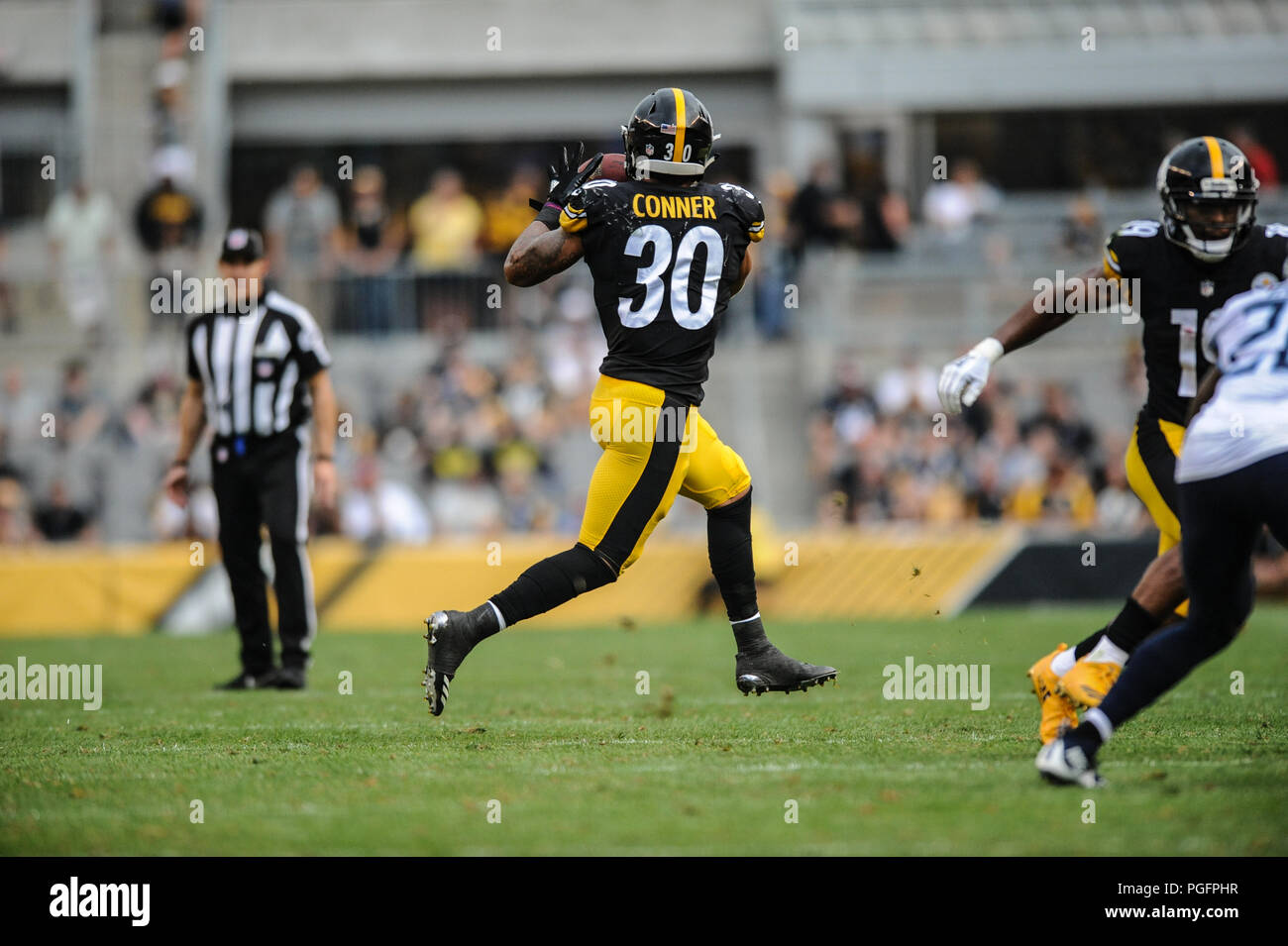 pittsburgh-usa-25-august-2018-steelers-james-conner-30-during-the-pittsburgh-steelers-vs-tennessee-titans-game-at-heinz-field-in-pittsburgh-pa-jason-pohuskicsm-credit-cal-sport-mediaalamy-live-news-PGFPHR.jpg