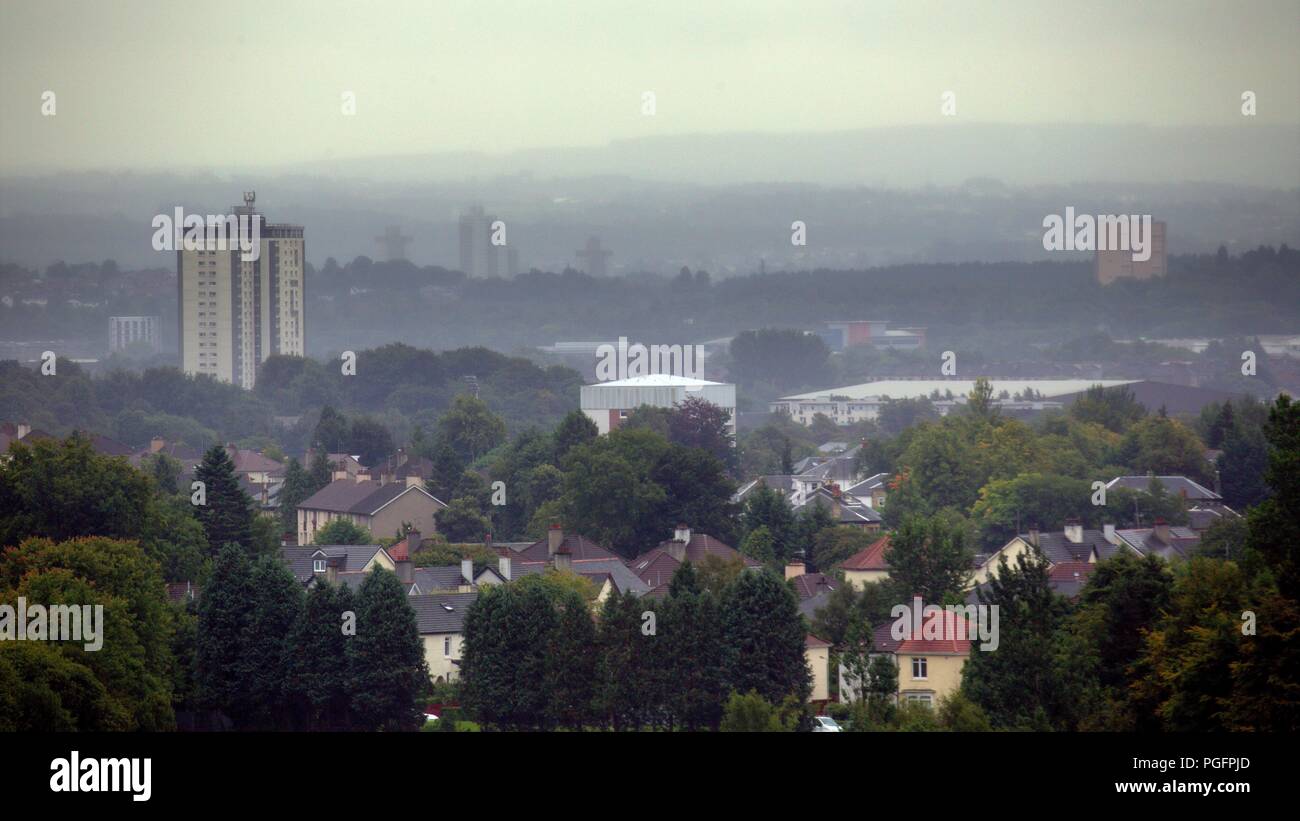 Glasgow, Scotland, UK. 26th  August, 2018. UK Weather Rain returns after yesterdays sunshine and as the day darkens the visibility drops and the city disappears leaving only the outline of the town and public parks, Bellahouston , Pollok tree line in the south of the city. Gerard Ferry/Alamy news Stock Photo
