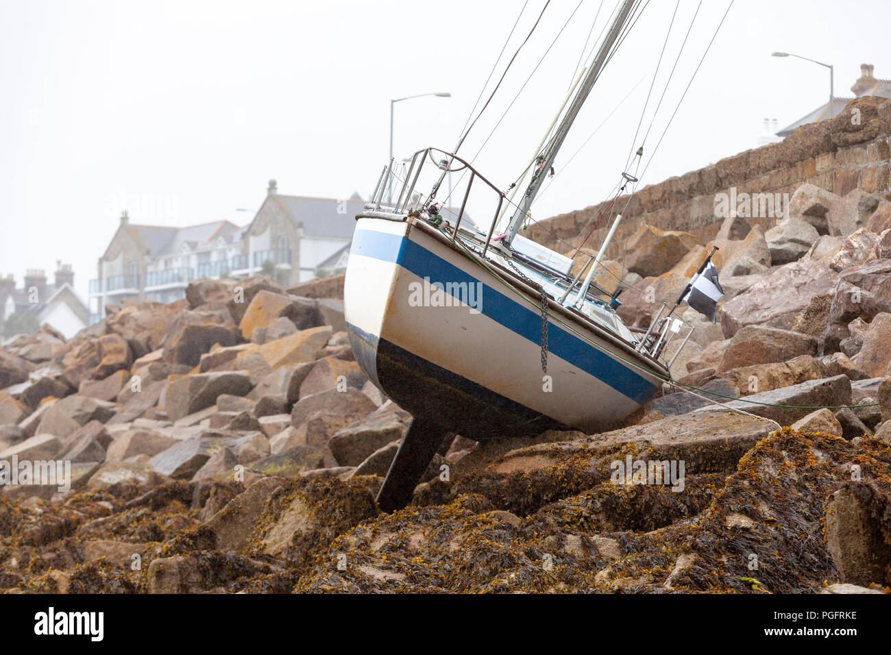 Penzance, Cornwall, UK. 26th August 2018. Man rescued by coastguard and RNLI as yacht is swept on to rocks in a storm.  Mike Newman/AlamyLiveNews Stock Photo