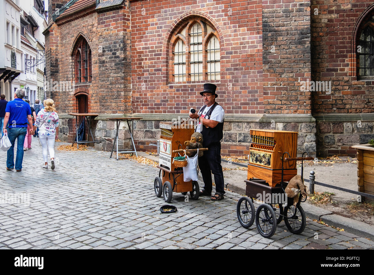 Berlin, Germany. 25 August 2018.  Nikolai Festival, Nikolaifestpiele, historic festival relates the history of Berlin from the Rococo to the Industrial era. The fifth Nikolai Festival entertains with street music, plays & poetry and people wearing period dress visit the Nikolai quarter. The historic market square has numerous stalls displaying traditional crafts and goods. Credit: Eden Breitz/Alamy Live News Stock Photo