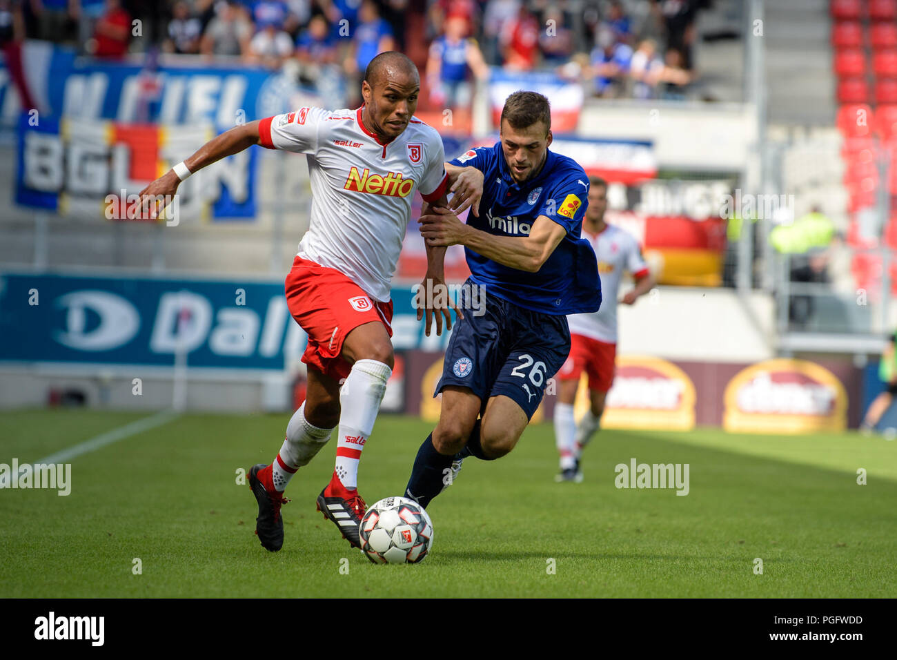 Regensburg, Germany. 26th Aug, 2018. Soccer, 2nd Bundesliga, Jahn  Regensburg vs Holstein Kiel, 3rd matchday in the Continental Arena. Jann  George von Regensburg (L) and Jonas Meffert von Holstein Kiel in a