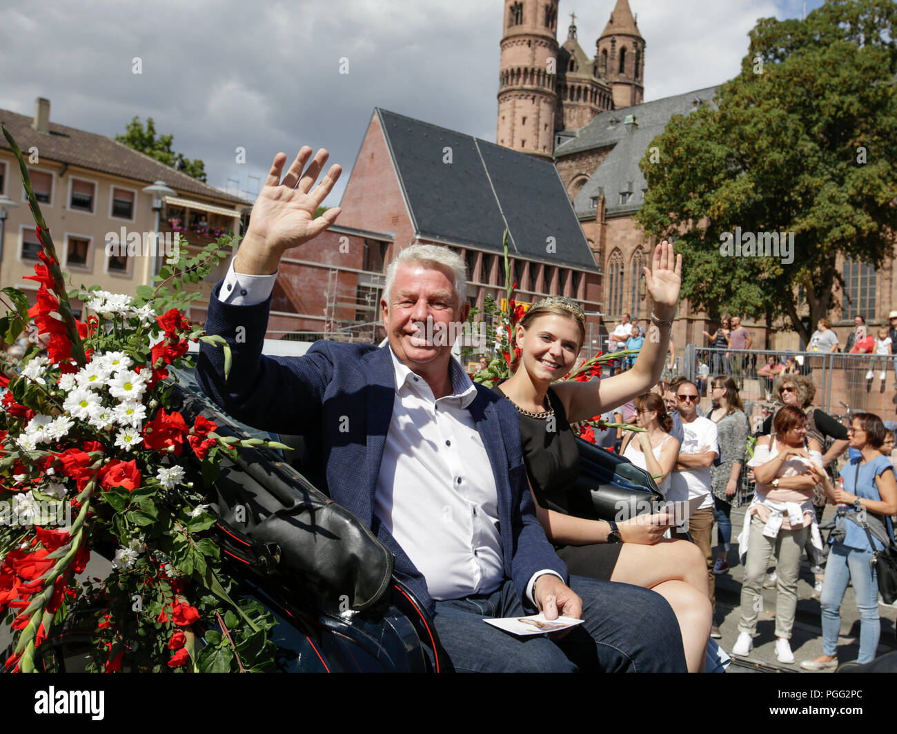 Worms, Germany. 26th August 2018. The Lord Mayor of Worms, Michael Kissel, and the Rhine-Hessian wine queen Lea Kopp ride in an open horse-drawn carriage in the parade, waving to the crowd. The first highlight of the 2018 Backfischfest was the big parade through the city of Worms with over 70 groups and floats. Community groups, music groups and businesses from Worms and further afield took part. Credit: Michael Debets/Alamy Live News Stock Photo