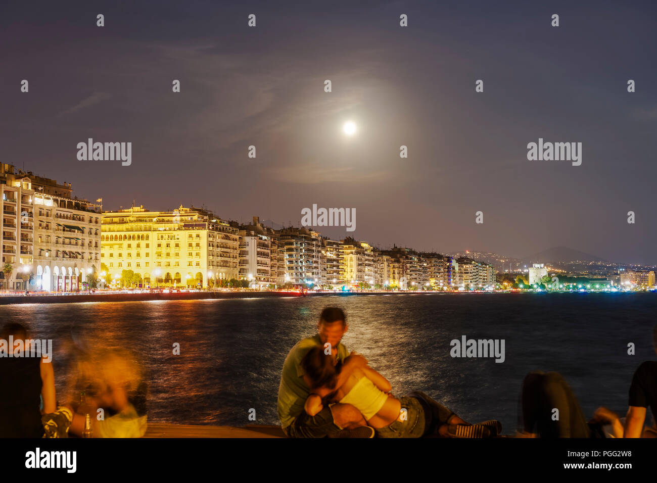 Thessaloniki, Greece. 26th Aug 2018. August 2018 full moon over Thessaloniki, Greece waterfront. Moon rising over White Tower landmark, seen from the city port. Credit: bestravelvideo/Alamy Live News Stock Photo