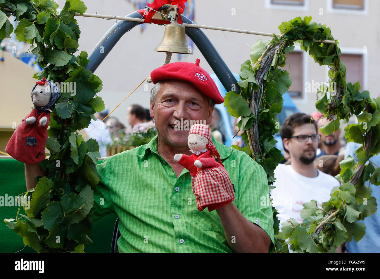 Worms, Germany. 26th August 2018. A participant in the parade uses two hand puppets. The first highlight of the 2018 Backfischfest was the big parade through the city of Worms with over 70 groups and floats. Community groups, music groups and businesses from Worms and further afield took part. Credit: Michael Debets/Alamy Live News Stock Photo