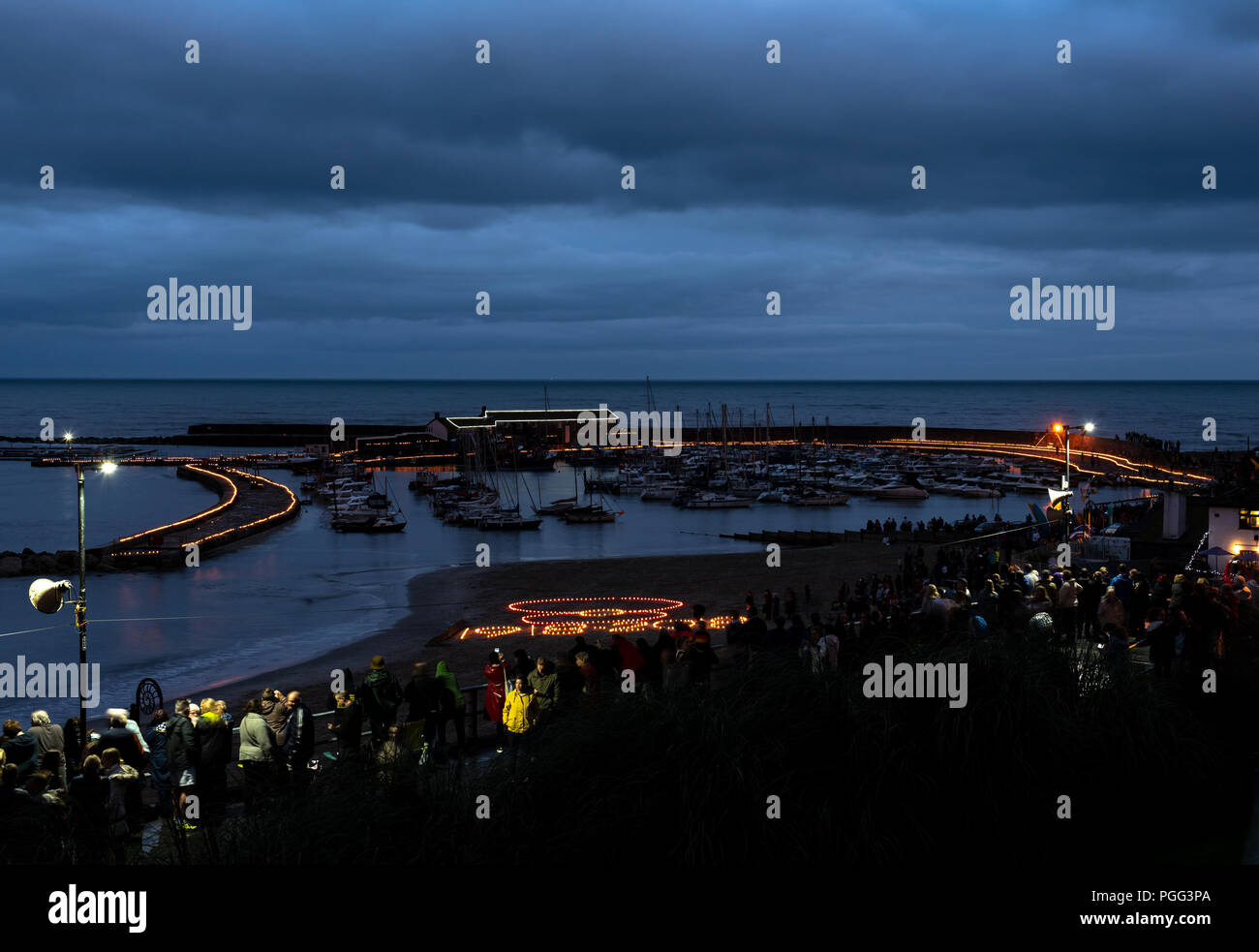Lyme Regis, Dorset, UK. 20th August 2018. UK Weather Crowds gather at