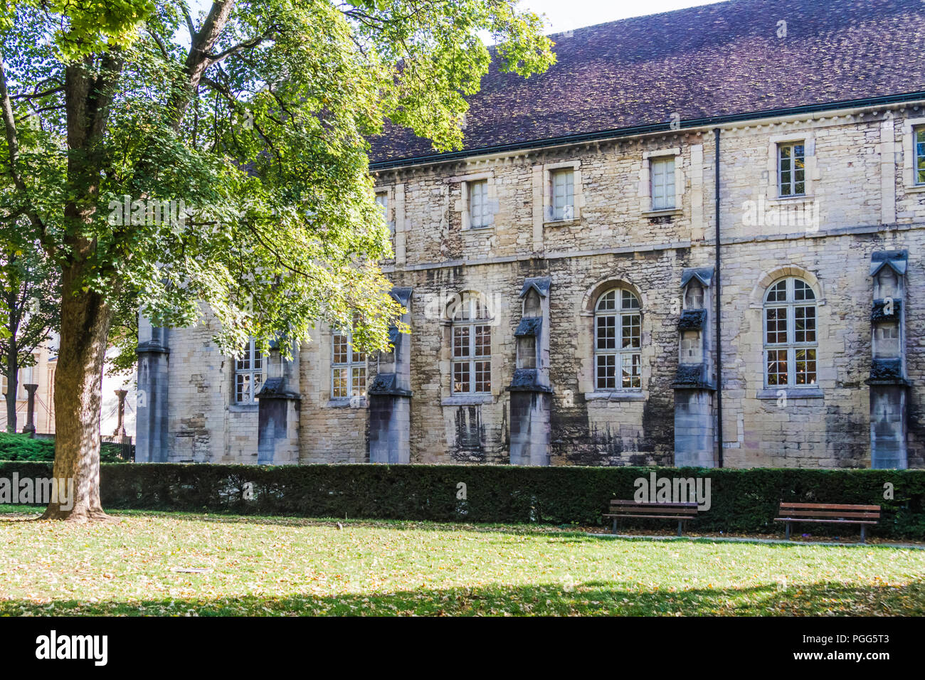 Francia, Regione della Borgogna, città di Digione: palazzo centro storico con giardino Stock Photo