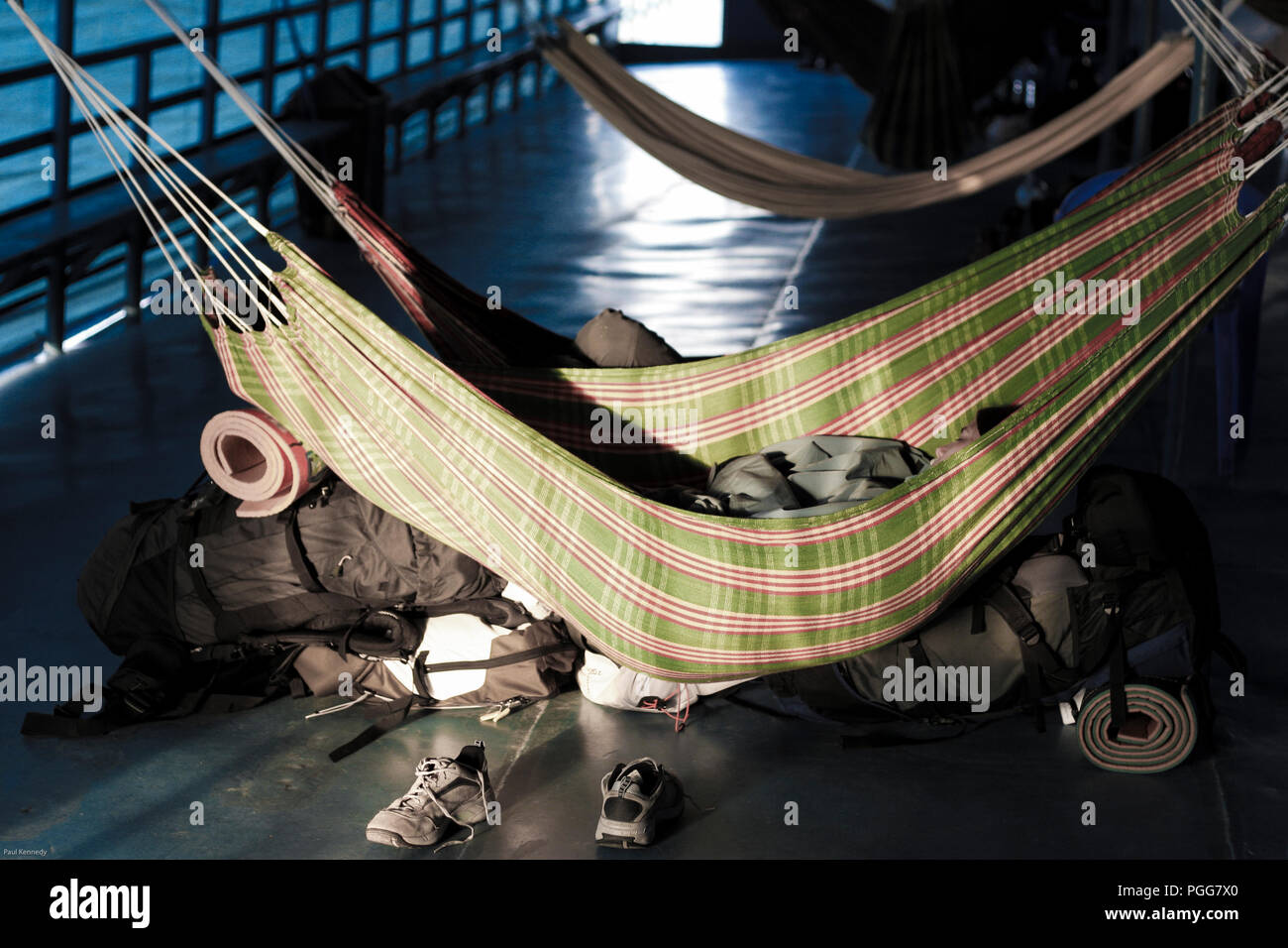 hängematte peru A traveler sleeping in their hammock on the upper deck of a river ferry from Yurimaguas to Iquitos through the Amazon rain forest in Loreto, Stock Photo Generalüberholt gebraucht Rennrad | size:6 ft 4 in Getriebeart - transmission:Schaltung - manual