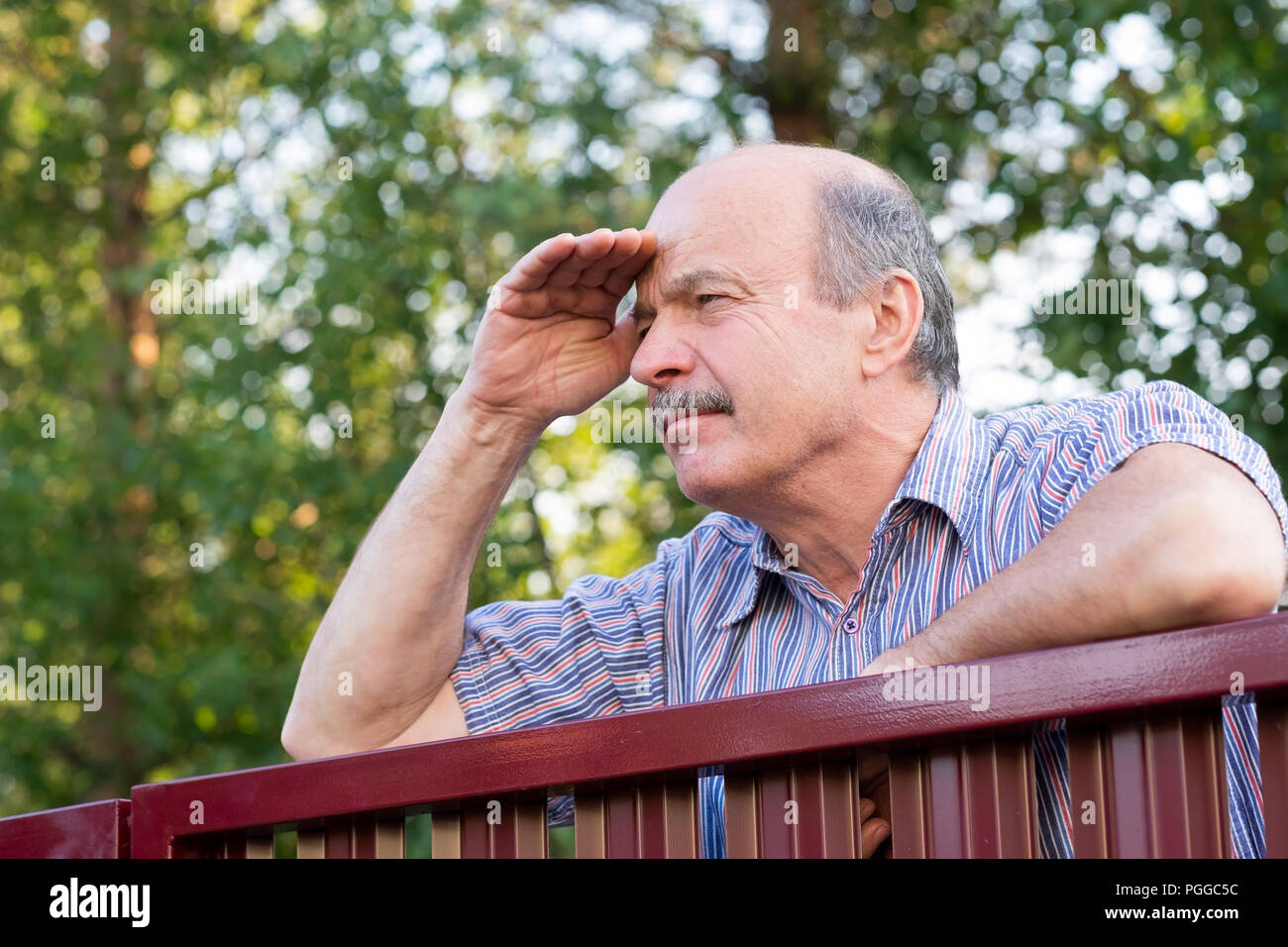 Man peeping fence hi-res stock photography and images - Alamy