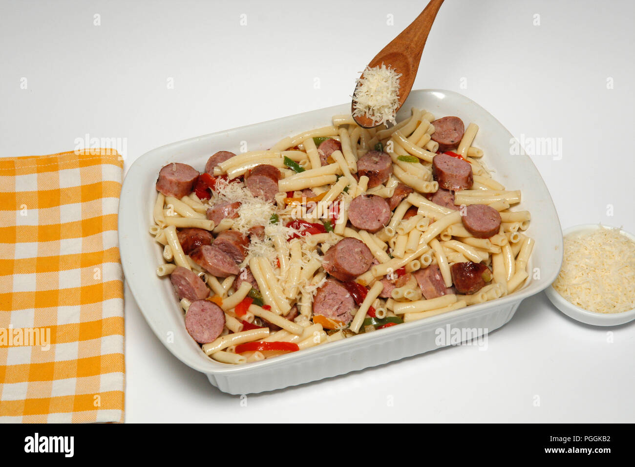 Macaroni with sausages and peppers. Step by step. Prepared dish: BNH9E1 Stock Photo
