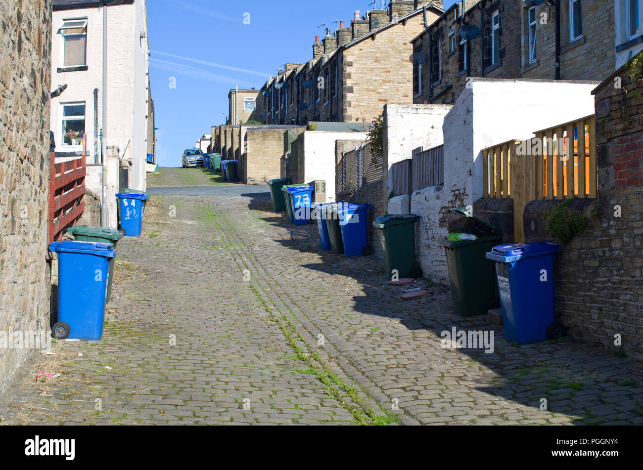 Wheelie bins terraced houses hi-res stock photography and images - Alamy