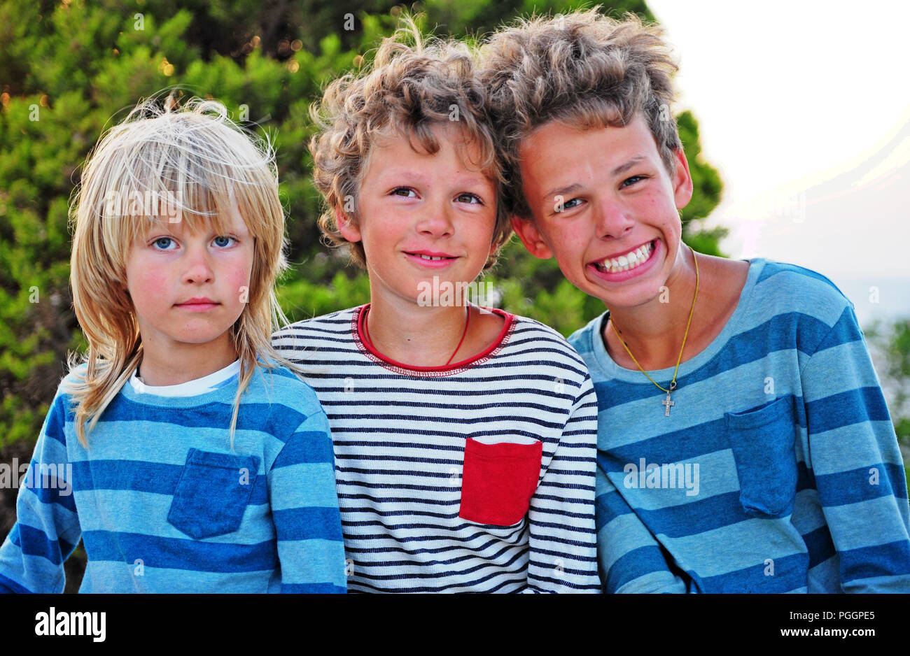 Kids outdoors hi-res stock photography and images - Alamy