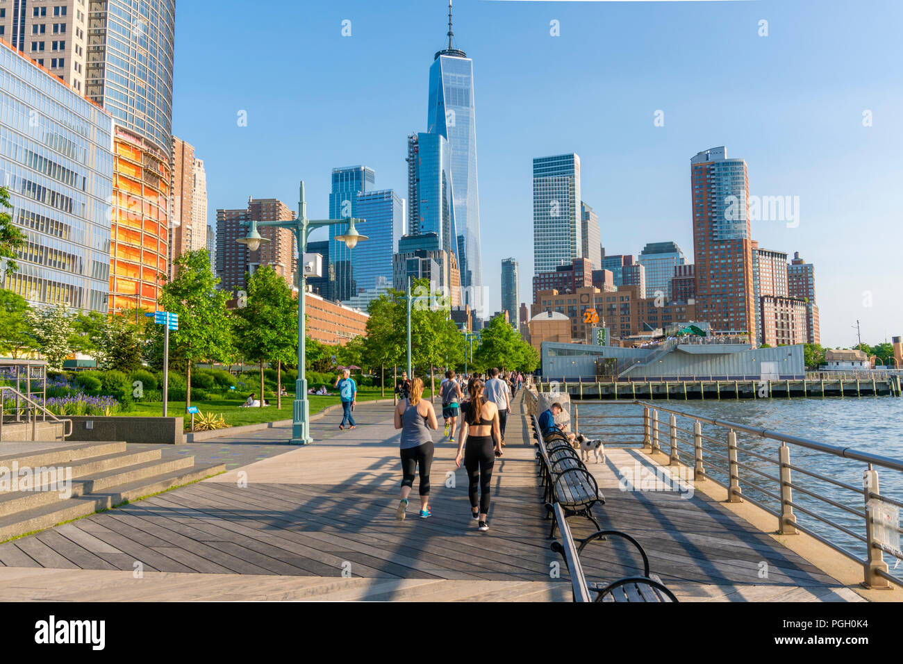 People walking and jogging along the promenade in New York City Stock Photo