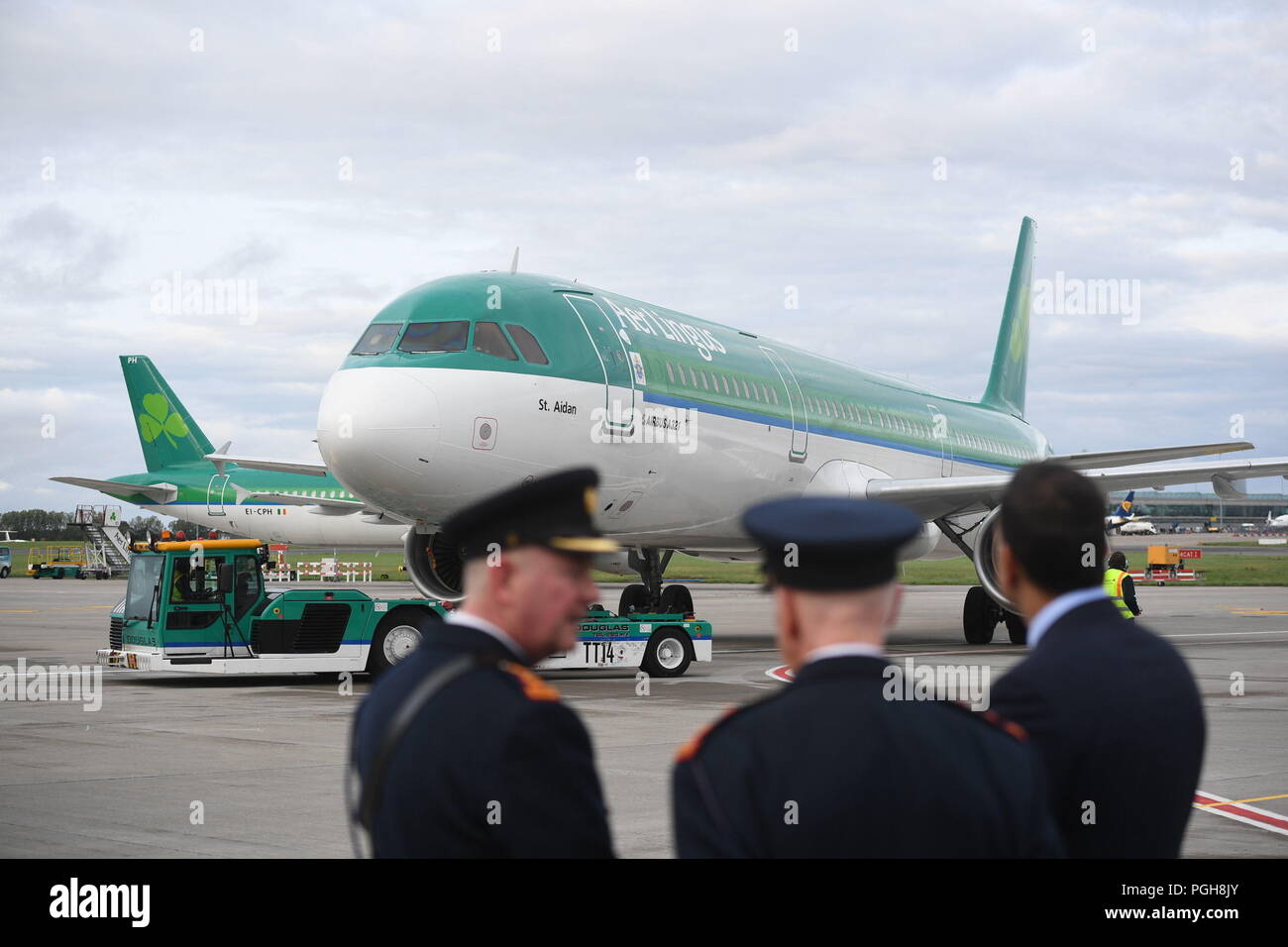 Aer lingus crew hi-res stock photography and images - Alamy