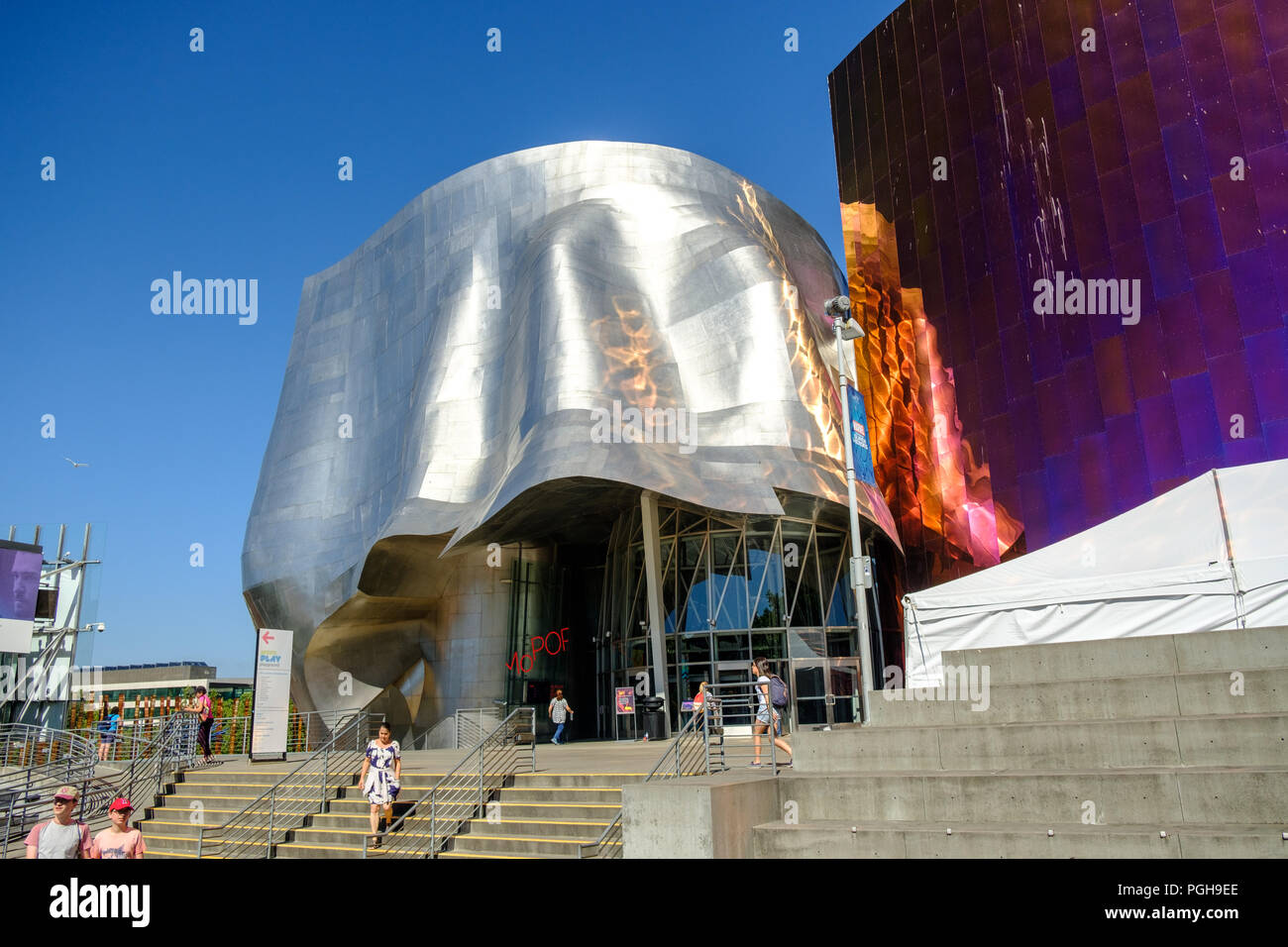 EMP Museum celebrating American popular music and culture, Seattle Center, seen through sculpture in Olympic Sculpture park, Seattle, USA Stock Photo